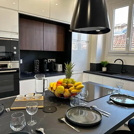 Chic Renovated 2 Bedroom Entire Or Only Private In Liberation In With Garage On Demand, Ac, Wi-fi And Tram Access Apartment Nice