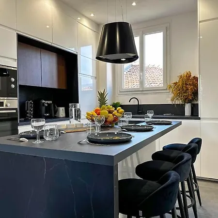 Chic Renovated 2 Bedroom Entire Or Only Private In Liberation In With Garage On Demand, Ac, Wi-fi And Tram Access Apartment *
