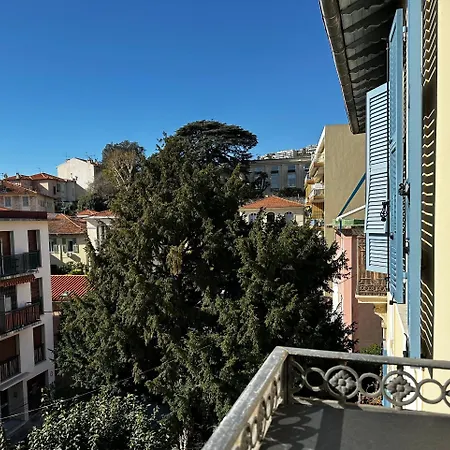 Chic Renovated 2 Bedroom Entire Or Only Private In Liberation In With Garage On Demand, Ac, Wi-fi And Tram Access Apartment