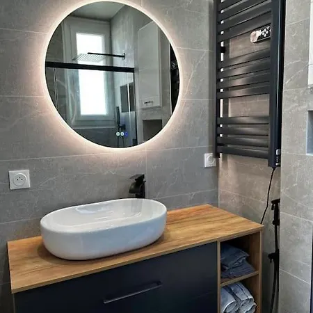Chic Renovated 2 Bedroom Entire Or Only Private In Liberation In With Garage On Demand, Ac, Wi-fi And Tram Access Apartment *