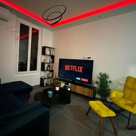 Chic Renovated 2 Bedroom Entire Or Only Private In Liberation In With Garage On Demand, Ac, Wi-fi And Tram Access Apartment