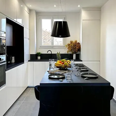 Chic Renovated 2 Bedroom Entire Or Only Private In Liberation In With Garage On Demand, Ac, Wi-fi And Tram Access * Nice