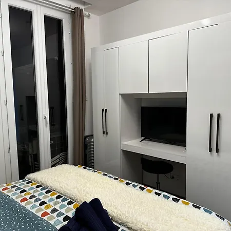 Chic Renovated 2 Bedroom Entire Or Only Private In Liberation In With Garage On Demand, Ac, Wi-fi And Tram Access *