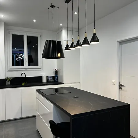 Chic Renovated 2 Bedroom Entire Or Only Private In Liberation In With Garage On Demand, Ac, Wi-fi And Tram Access Apartment *